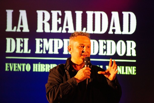 Jaime Bauzá hace un monologo en evento Realidad del Emprendedor (1) Jaime Bauza manos abiertas