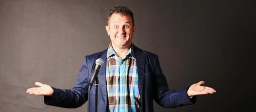 Jaime Bauzá con camisa de cuadros y brazos abiertos copia 4