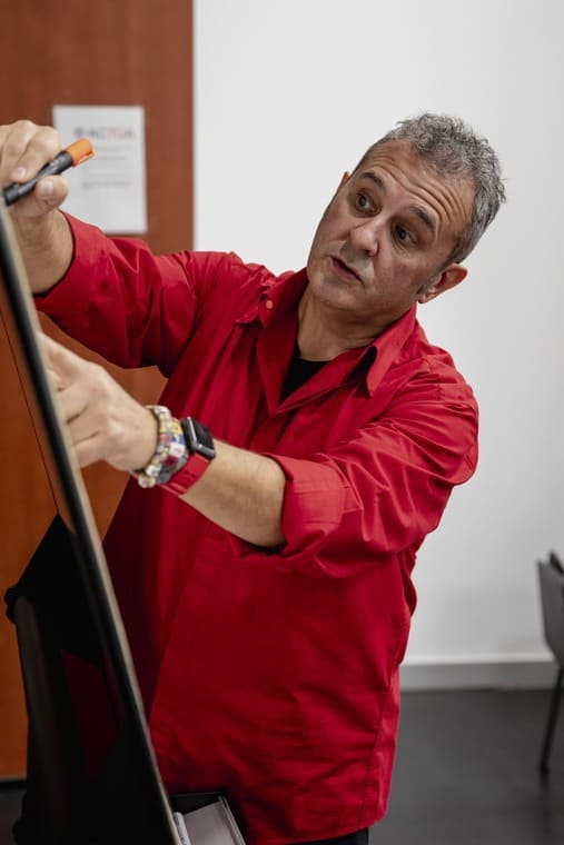 Jaime Bauza impartiendo clase escribiendo en rotafolio copia 3